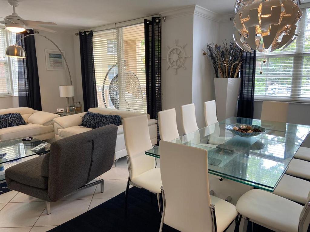 Posezení v ubytování The Nautical! Amazing 3Bed 2Bath Apartment at Aventura Yacht Club