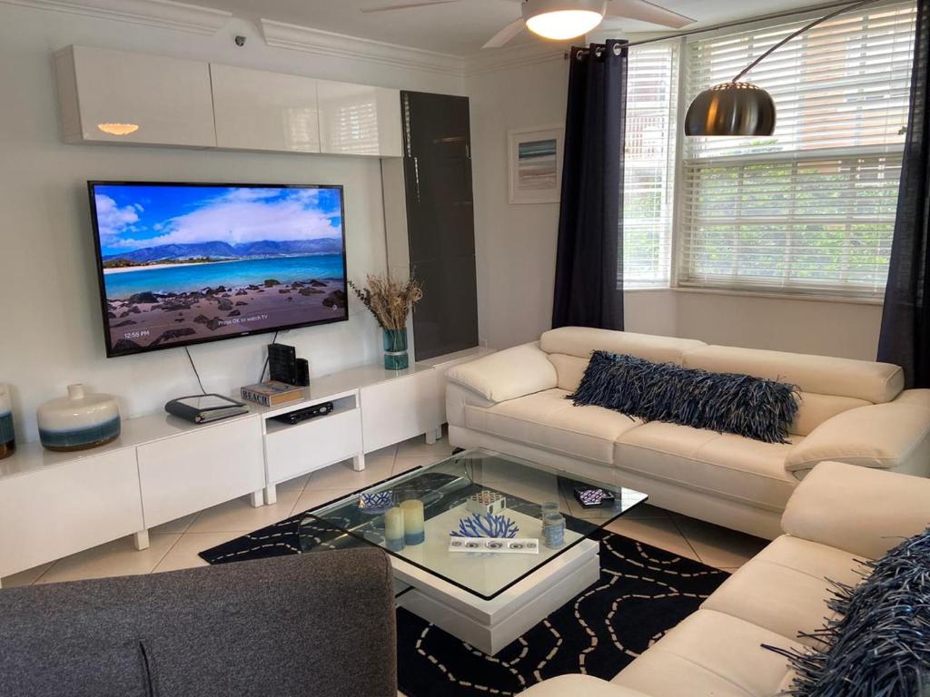 TV a/nebo společenská místnost v ubytování The Nautical! Amazing 3Bed 2Bath Apartment at Aventura Yacht Club