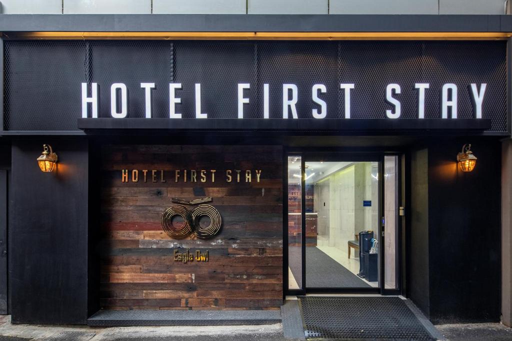 Hotel Firststay Myeongdong في سول: فندق اول اقامه على واجهة مبنى