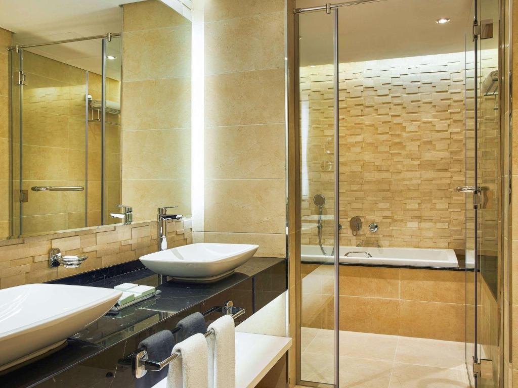 Koupelna v ubytování Mercure Dubai Barsha Heights Hotel Suites And Apartments