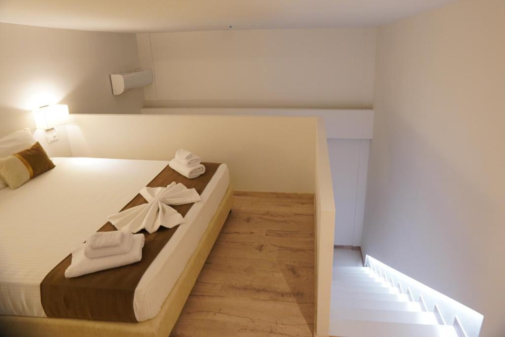Łóżko lub łóżka w pokoju w obiekcie Marvel Deluxe Rooms
