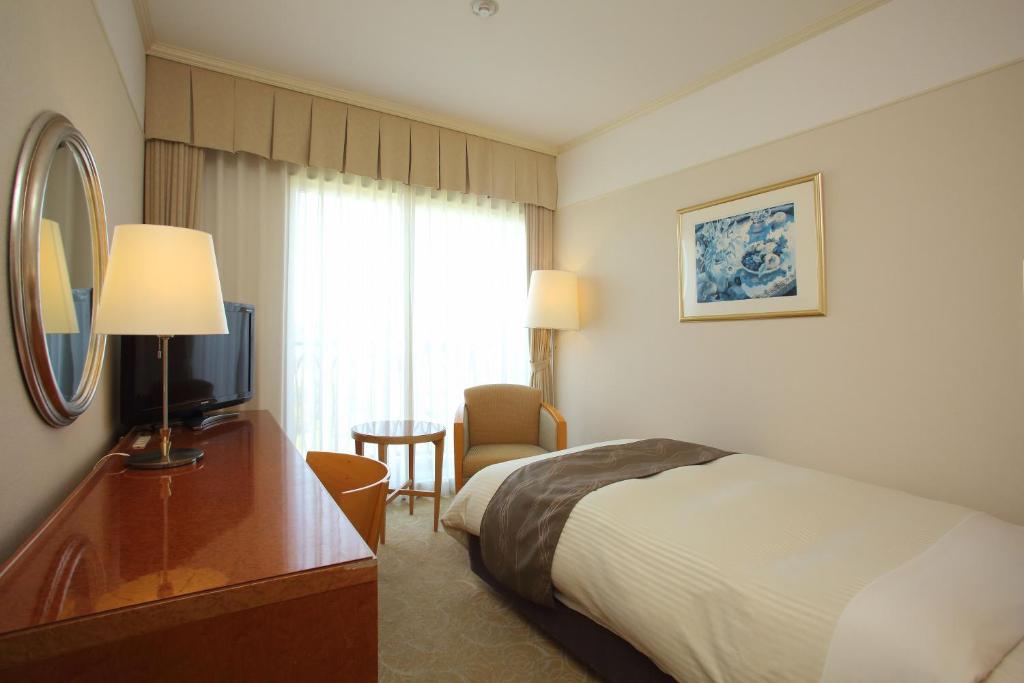 Postel nebo postele na pokoji v ubytování The Celecton Premier Kobe Sanda Hotel