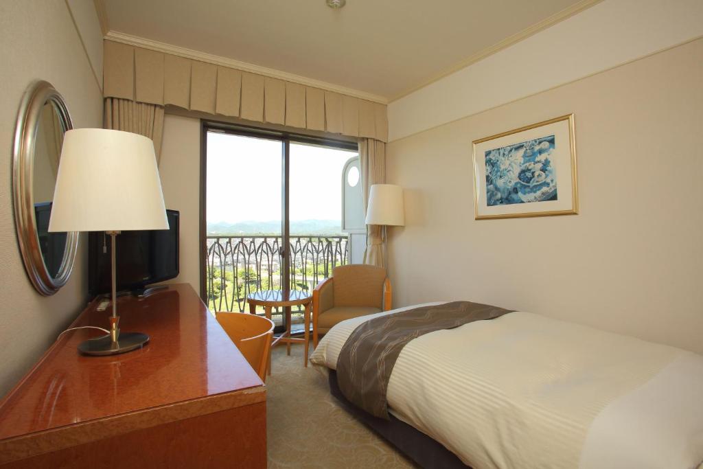 Postel nebo postele na pokoji v ubytování The Celecton Premier Kobe Sanda Hotel