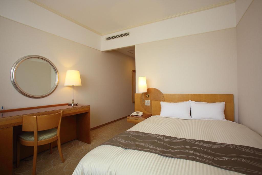 Postel nebo postele na pokoji v ubytování The Celecton Premier Kobe Sanda Hotel