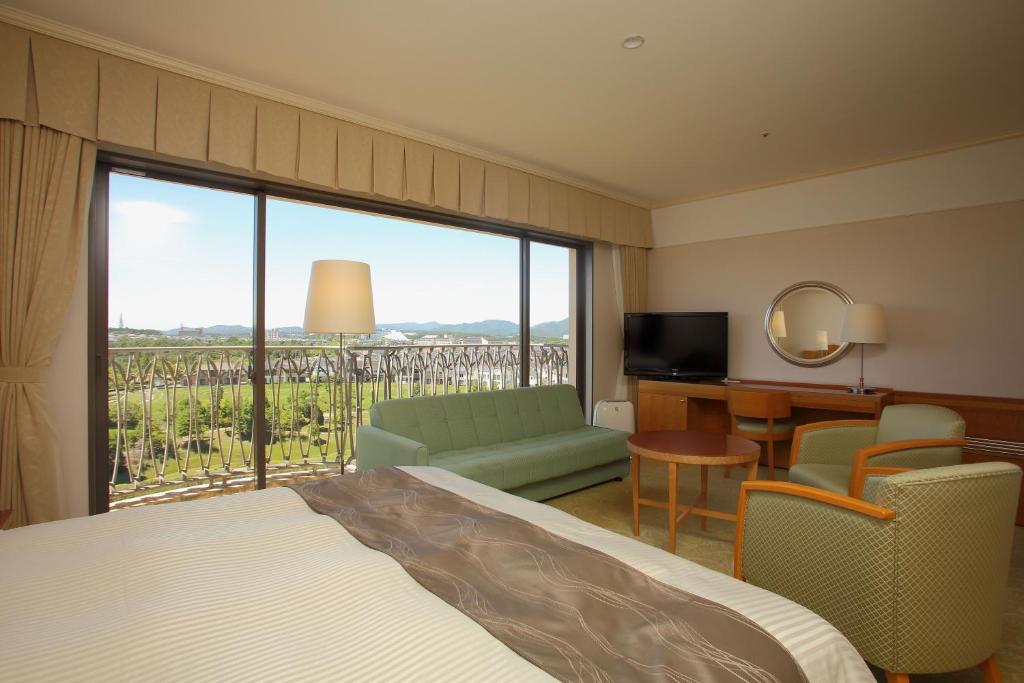 TV a/nebo společenská místnost v ubytování The Celecton Premier Kobe Sanda Hotel