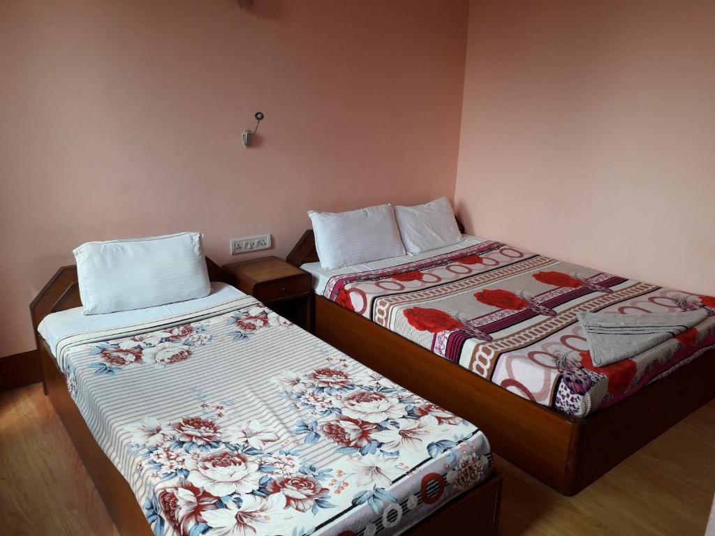 dwa łóżka siedzące obok siebie w pokoju w obiekcie Seven Steps Guest House w mieście Muglaha