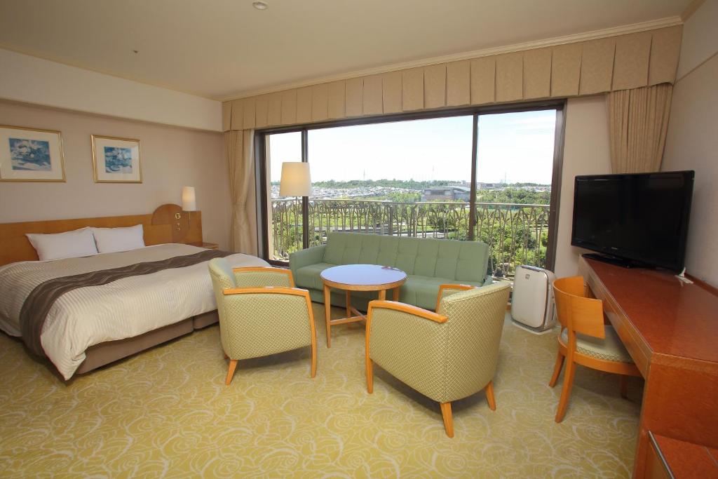 TV a/nebo společenská místnost v ubytování The Celecton Premier Kobe Sanda Hotel