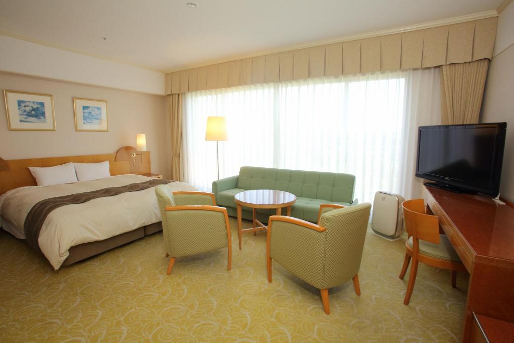 TV a/nebo společenská místnost v ubytování The Celecton Premier Kobe Sanda Hotel