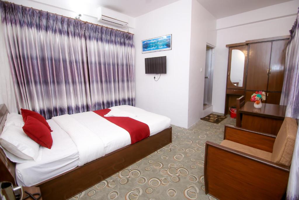 Rúm í herbergi á Pokhara Backpackers Hostel