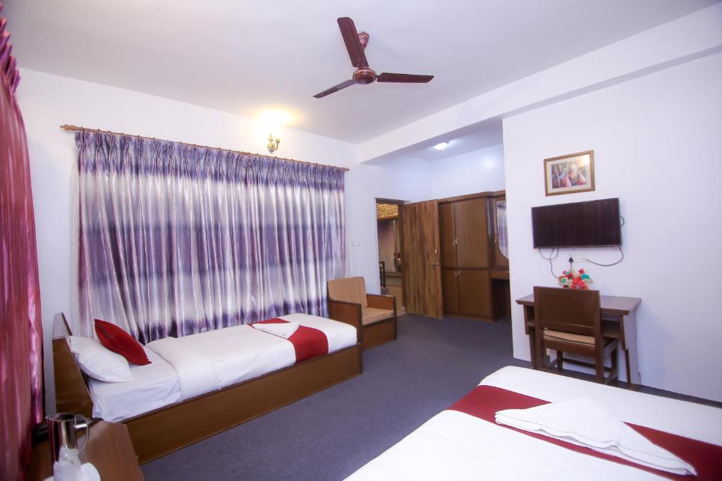 Rúm í herbergi á Pokhara Backpackers Hostel