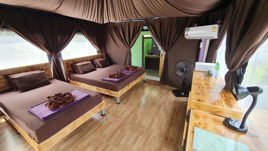 Postel nebo postele na pokoji v ubytování Moonshine Resort Chumphon