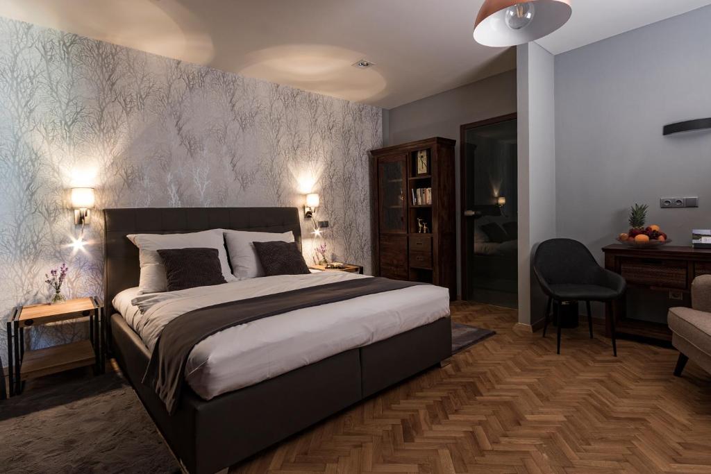 um quarto com uma cama grande e uma escrivaninha em Areal Botanika em Unhošť