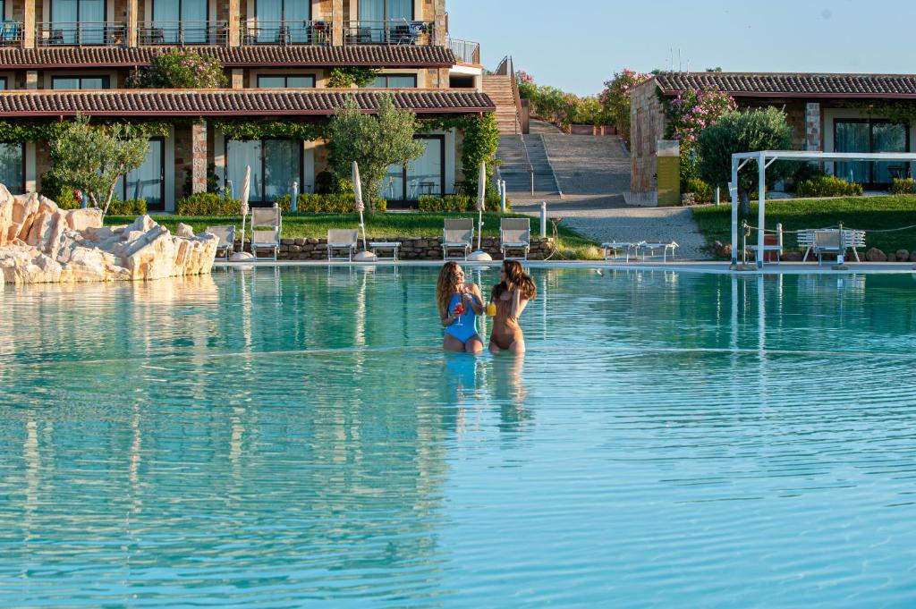 Bazén v ubytování Eco Resort Dei Siriti nebo v jeho okolí