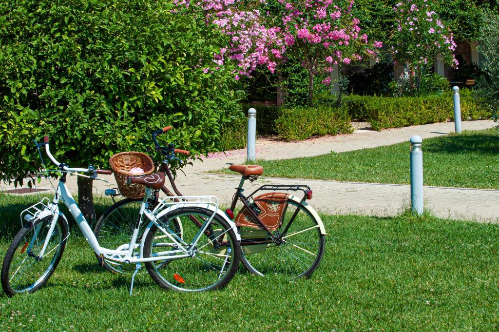 Jízda na kole v ubytování Eco Resort Dei Siriti nebo okolí