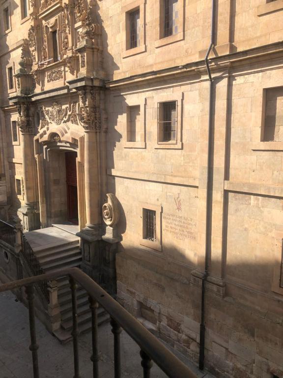 サラマンカにあるEstudio en la calle mas bonita de salamancaの建物の前に階段がある建物