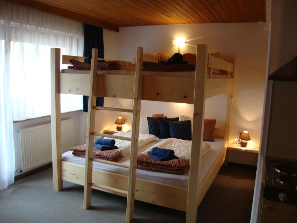 リート・イム・ツィラータールにあるStudio Hochzillertal mit Wellnessbereichのベッドルーム1室(二段ベッド2組付)