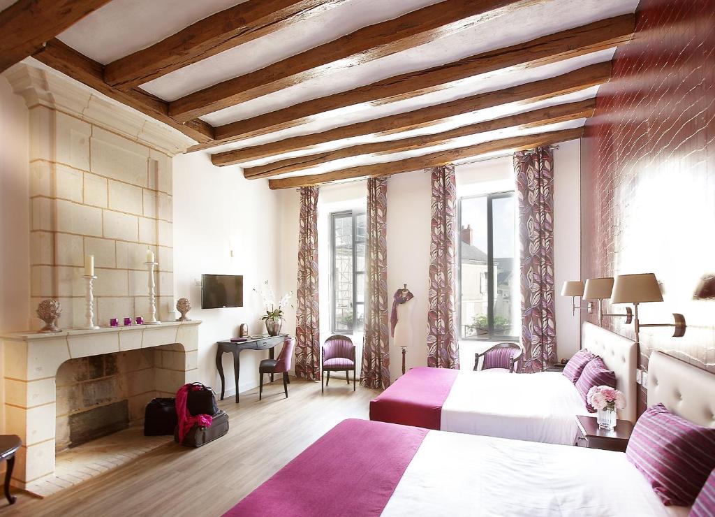 En eller flere senge i et værelse på Logis Hotel La Croix Blanche Fontevraud