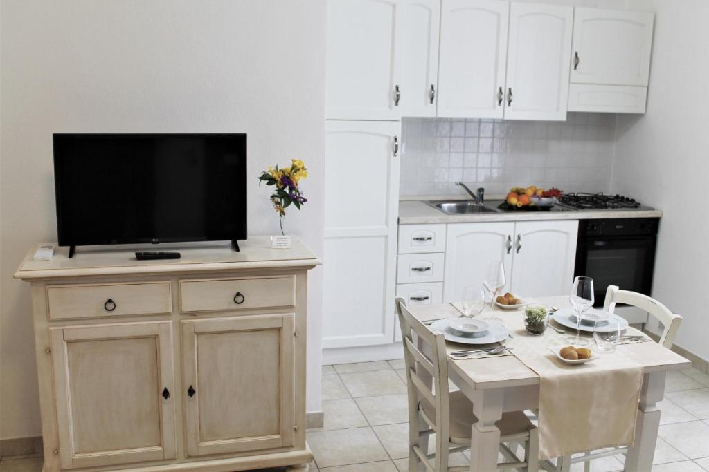 Kuchyň nebo kuchyňský kout v ubytování AHR Leonis Residence La Maddalena