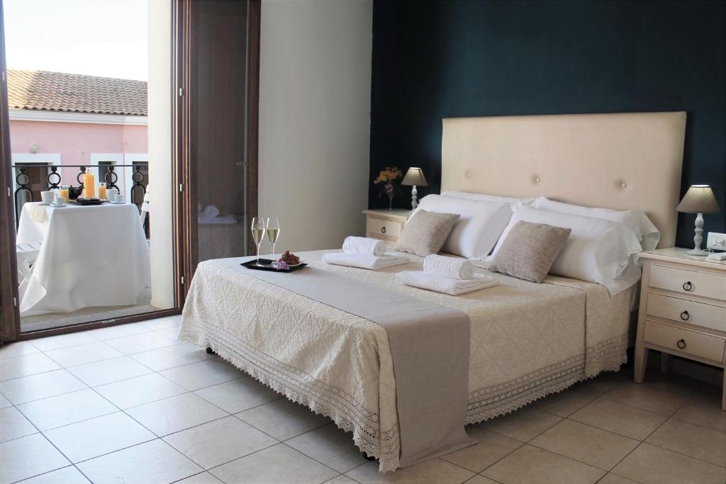 Postel nebo postele na pokoji v ubytování AHR Leonis Residence La Maddalena