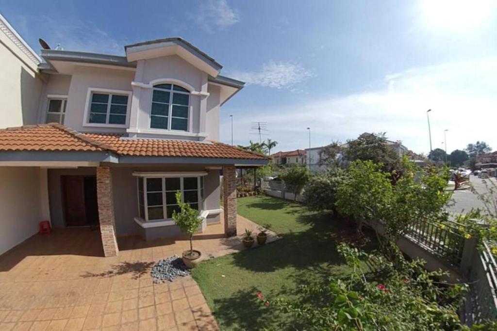 a view of a house with a yard at Selangor Klang Homestay in Klang
