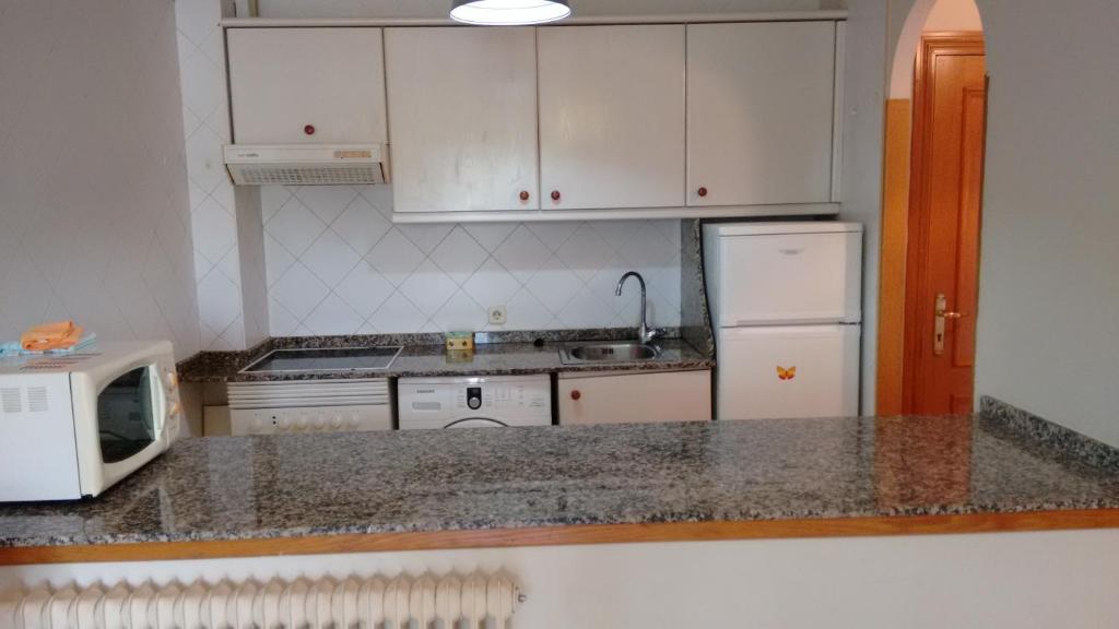 Kuchyňa alebo kuchynka v ubytovaní Apartamento primera línea playa d samil