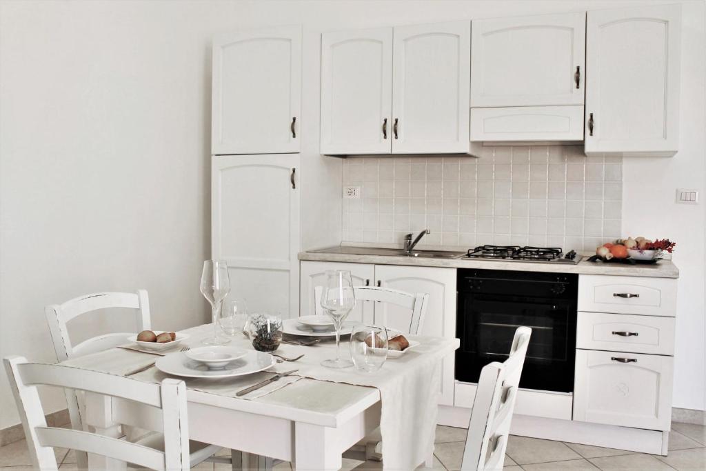 Kuchyň nebo kuchyňský kout v ubytování AHR Leonis Residence La Maddalena