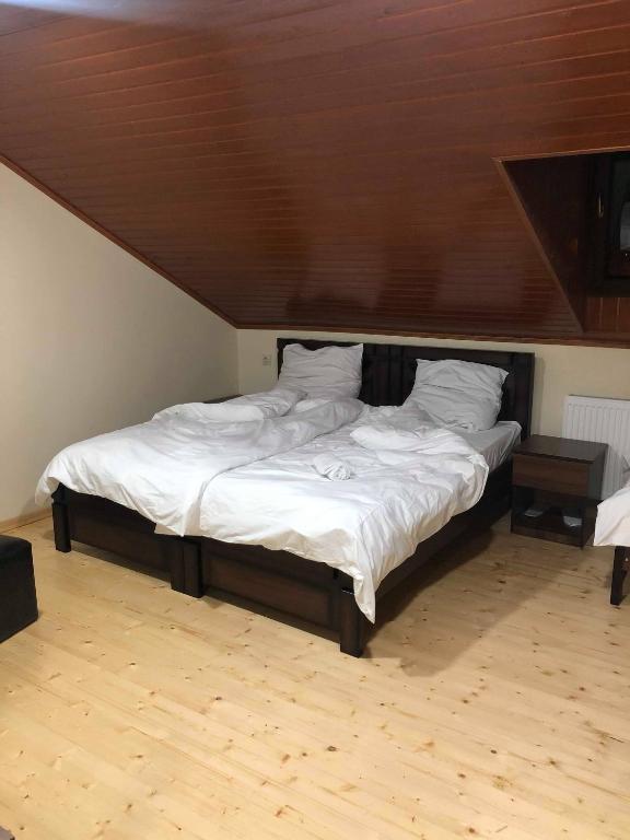 Postel nebo postele na pokoji v ubytování Mtskheta Wellpoint Arsukidze 48