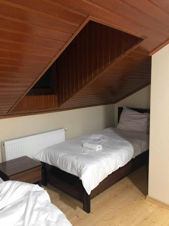 Postel nebo postele na pokoji v ubytování Mtskheta Wellpoint Arsukidze 48