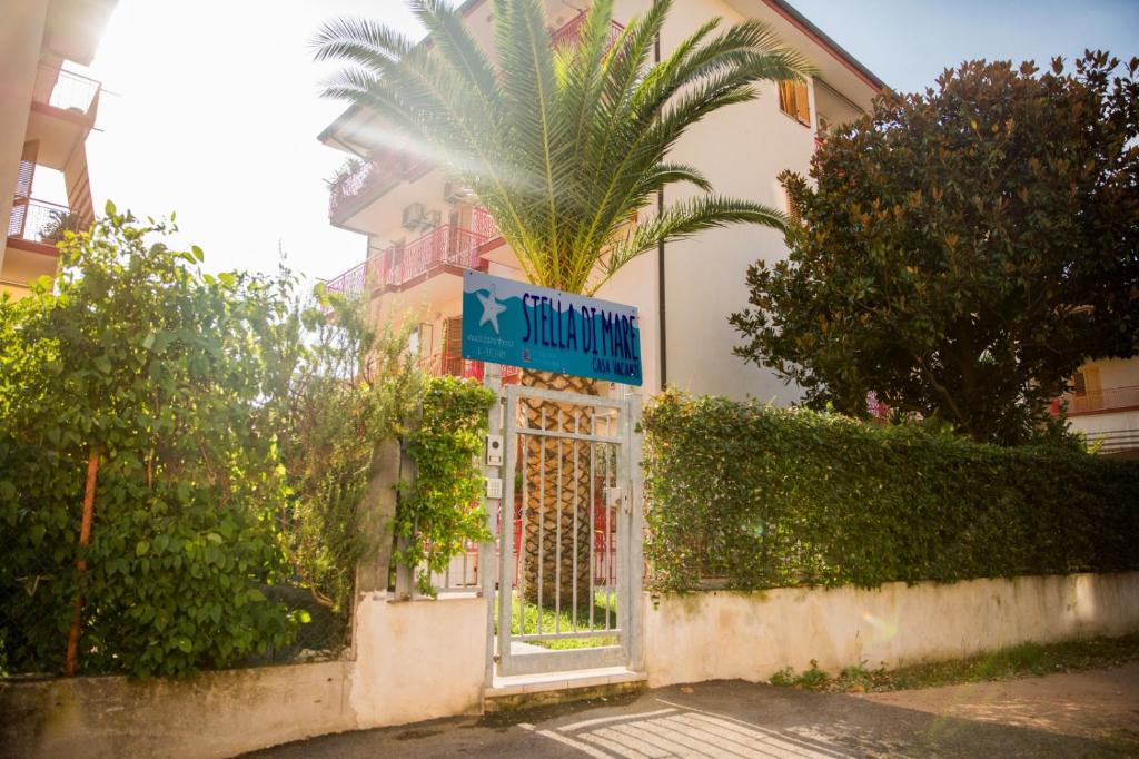 budynek z bramą z palmą za nim w obiekcie Stella di Mare - Via Amendola w mieście Formia