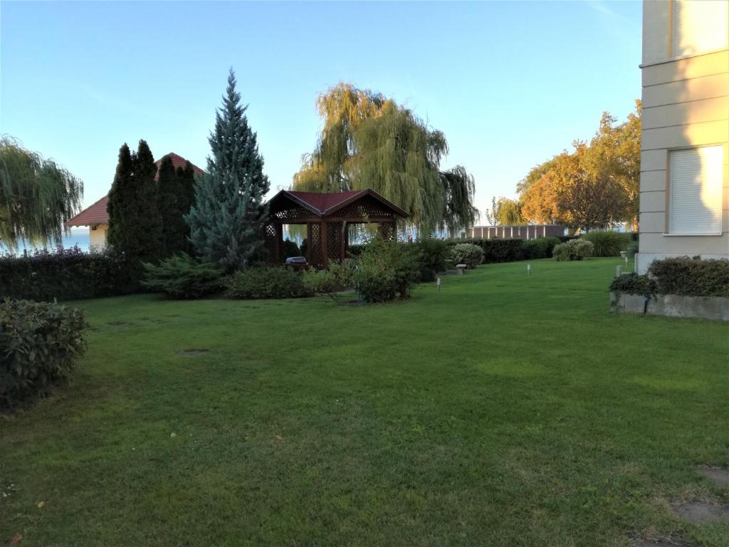 Vonkajšia záhrada v ubytovaní Bella Golden Beach Siófok