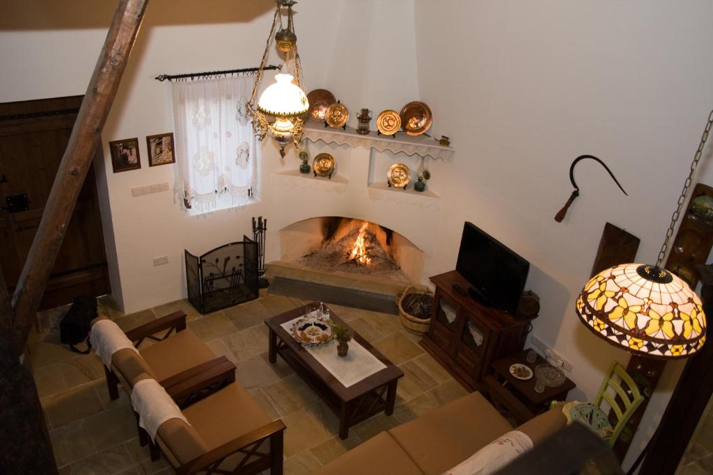 TV a/nebo společenská místnost v ubytování Xenios Cottages