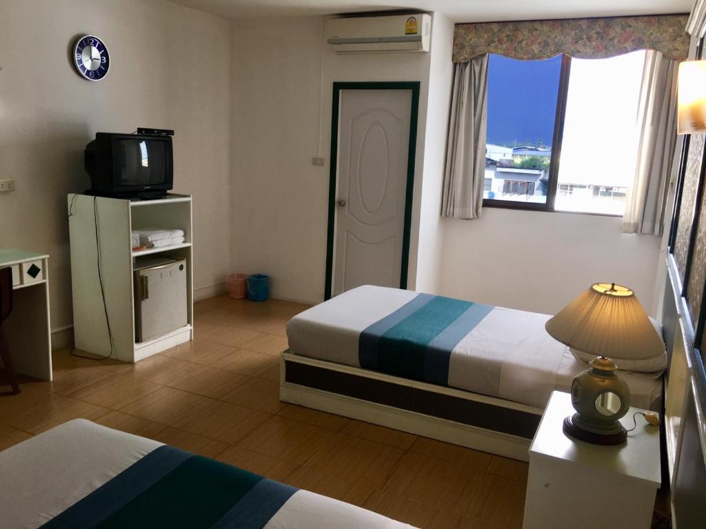 Postel nebo postele na pokoji v ubytování Highway Hotel
