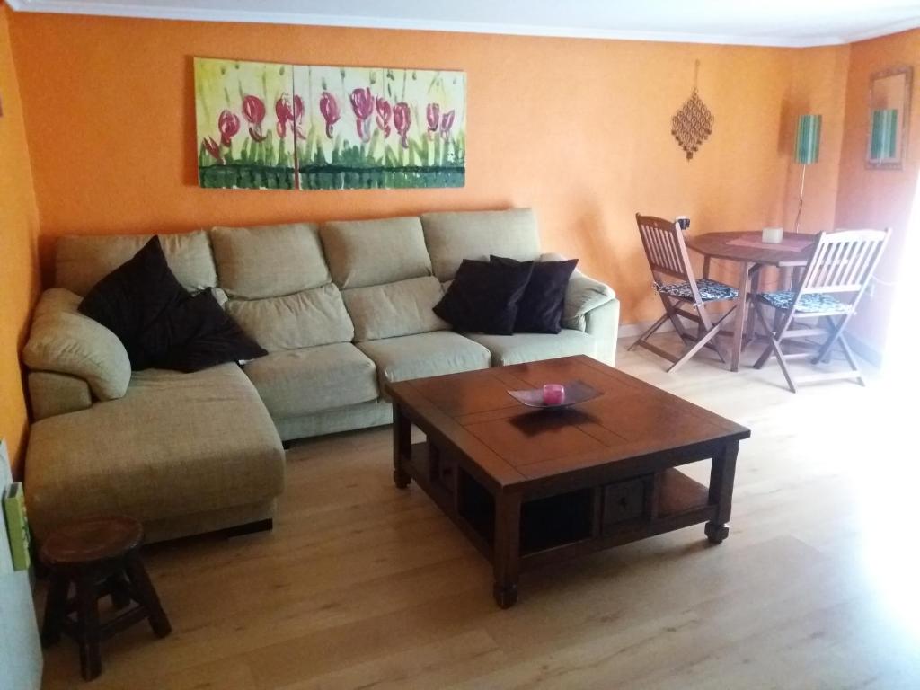 sala de estar con sofá y mesa de centro en Kasa Karmen en Fuenmayor
