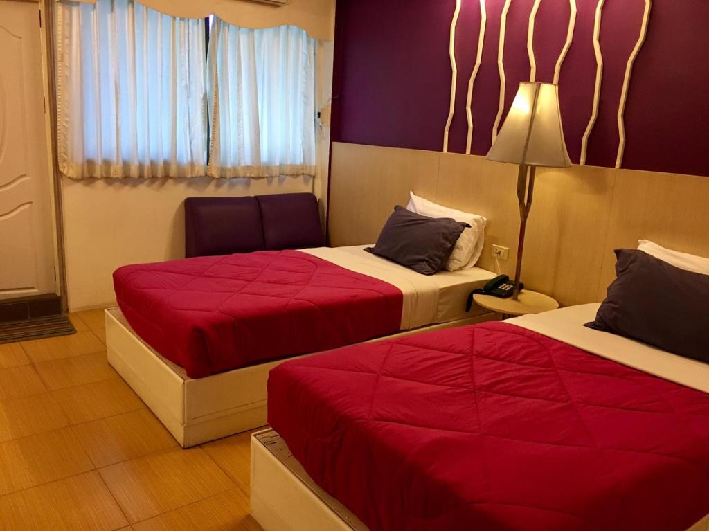 Postel nebo postele na pokoji v ubytování Highway Hotel