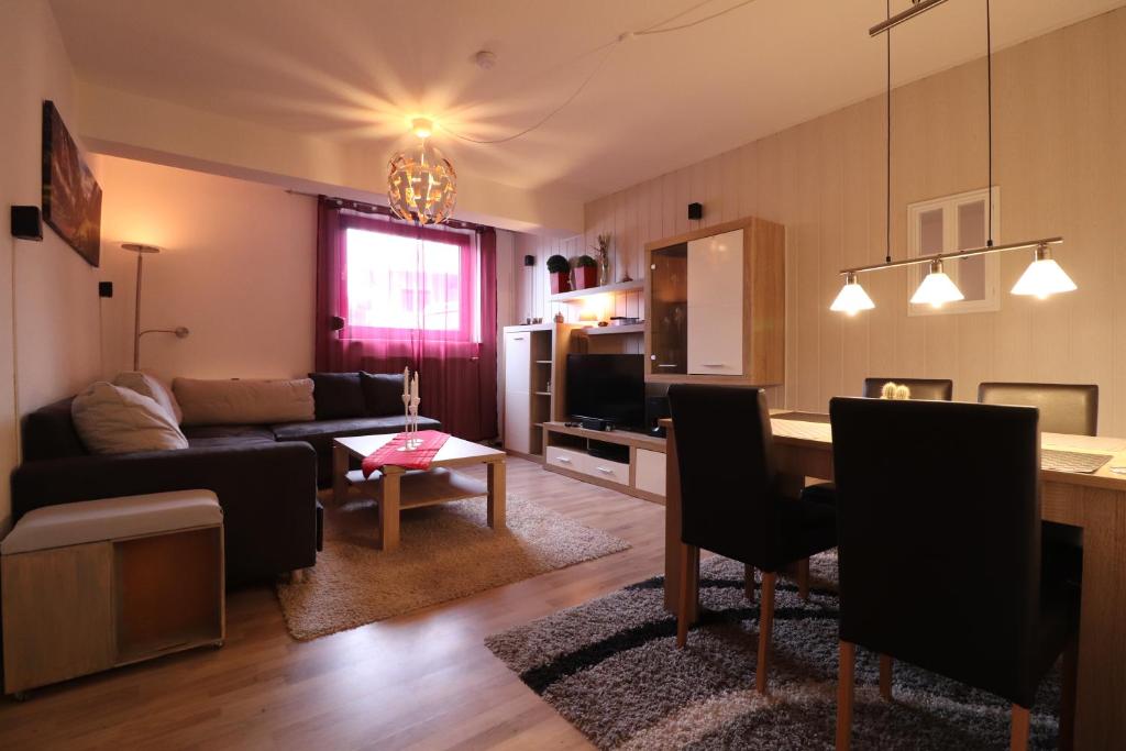 Ferienwohnung Nana في برونلاغ: غرفة معيشة مع أريكة وطاولة