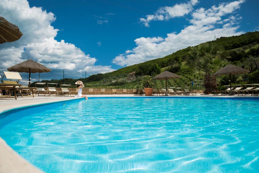 Bazén v ubytování Country House Il Cascinale nebo v jeho okolí