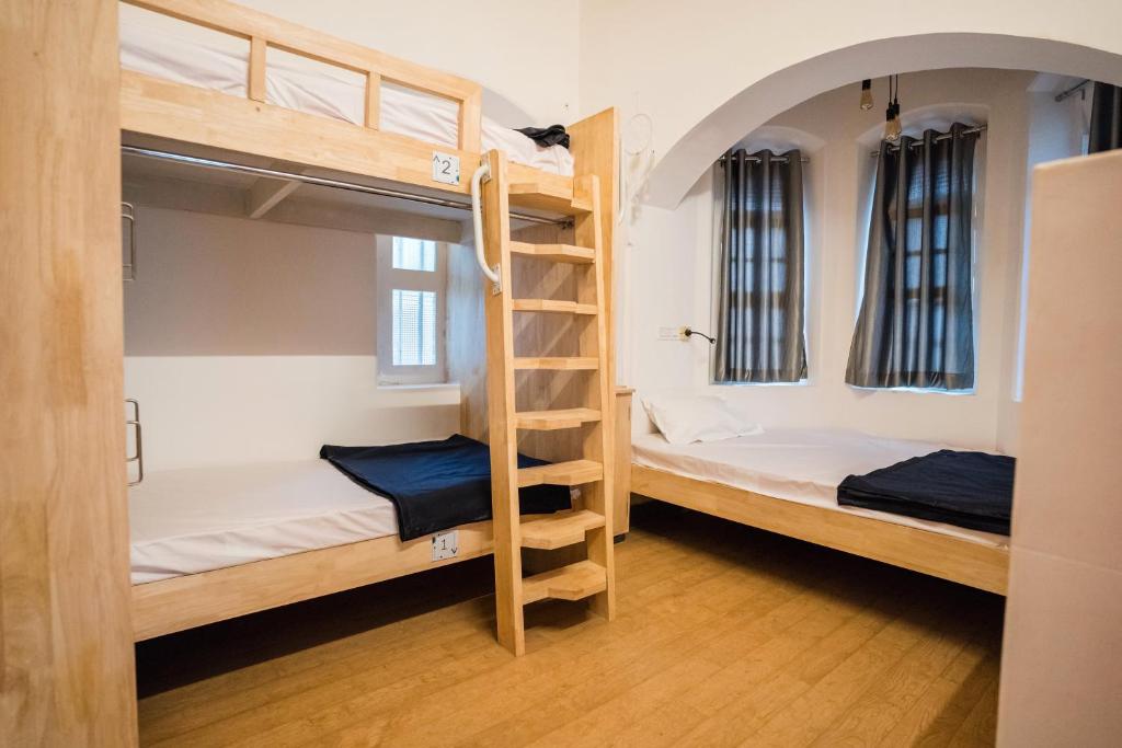 Una cama o camas en una habitación de Roambay