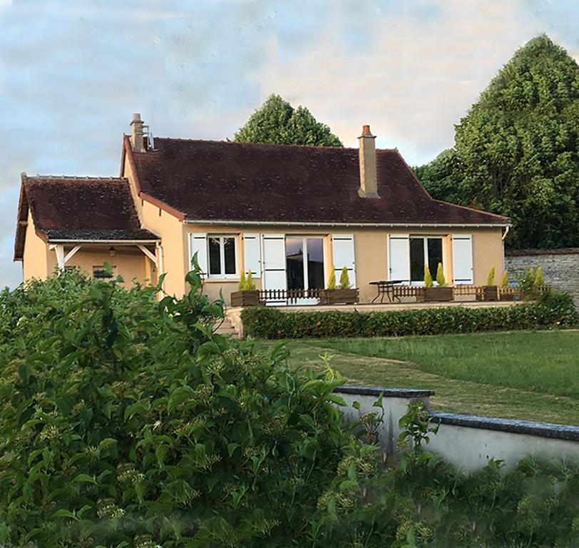 Casa blanca con techo marrón en La Maison et son jardin sur le Canal de Bourgogne, en Ravières