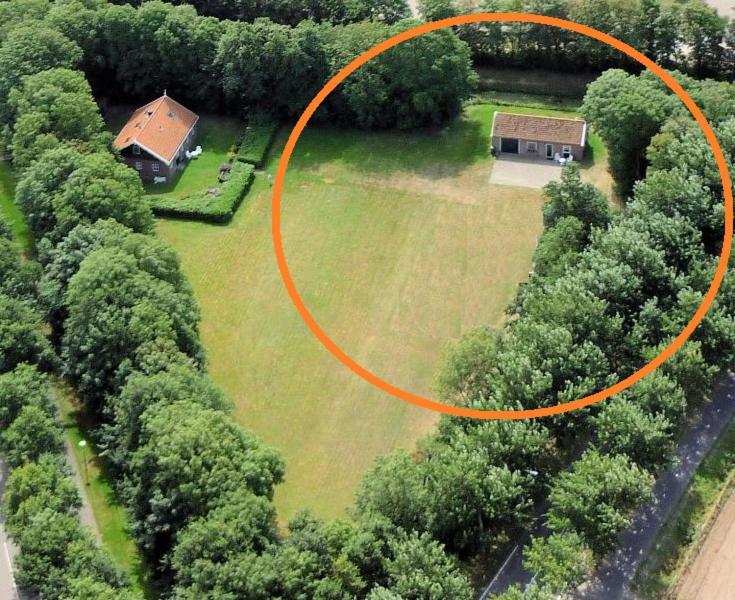 an orange circle around a house in a field at Sluizeweidje Texel in Den Burg