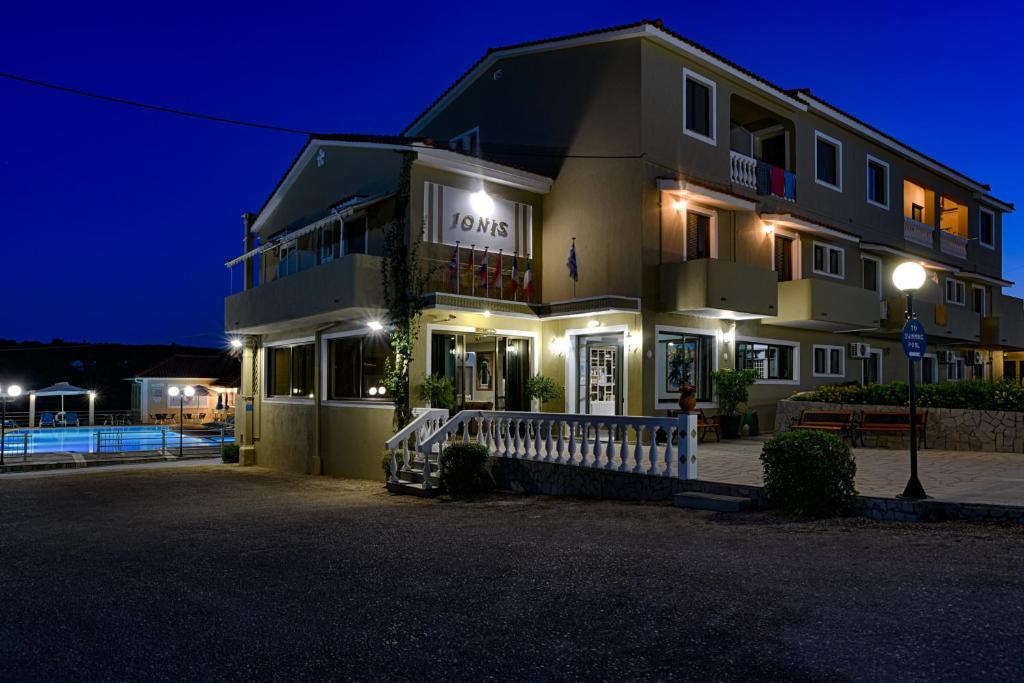 Bazén v ubytování Ionis Hotel nebo v jeho okolí