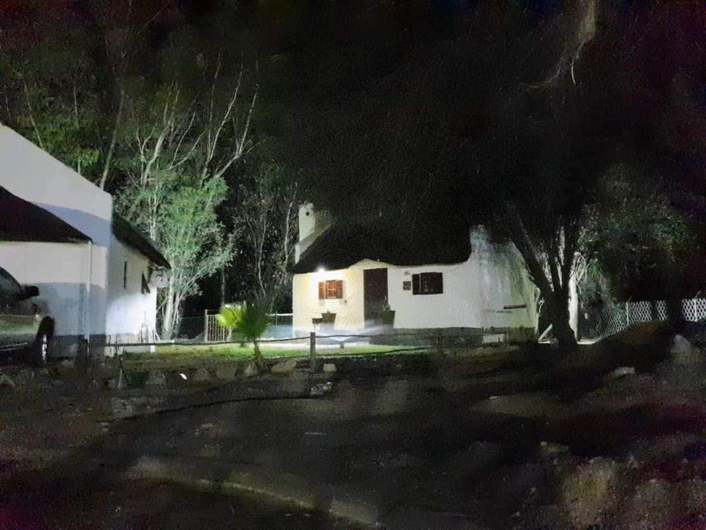 Biały dom z samochodem zaparkowanym przed nim w obiekcie Nooitgedacht Self Catering CC w mieście Okahandja