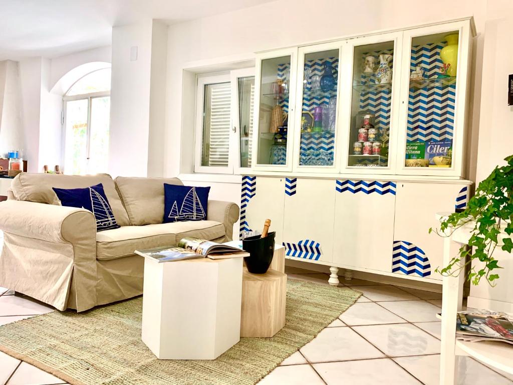 Część wypoczynkowa w obiekcie Edri beach house - Villa con piscina