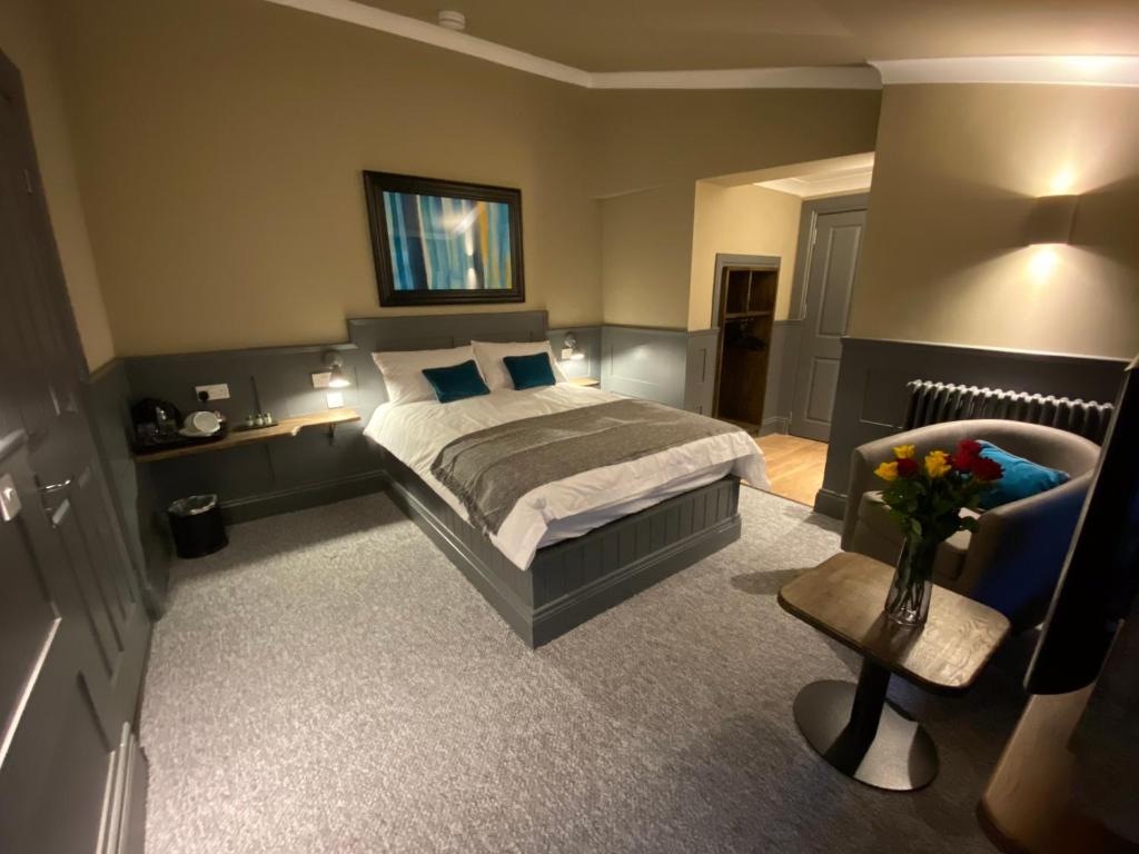 Postel nebo postele na pokoji v ubytování Irvine Guest House