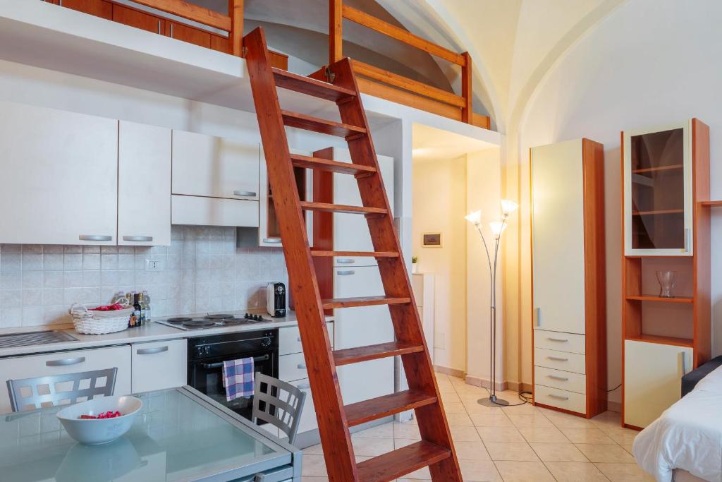 una cucina con scala al centro di una stanza di Remaggi Navacchio a Cascina