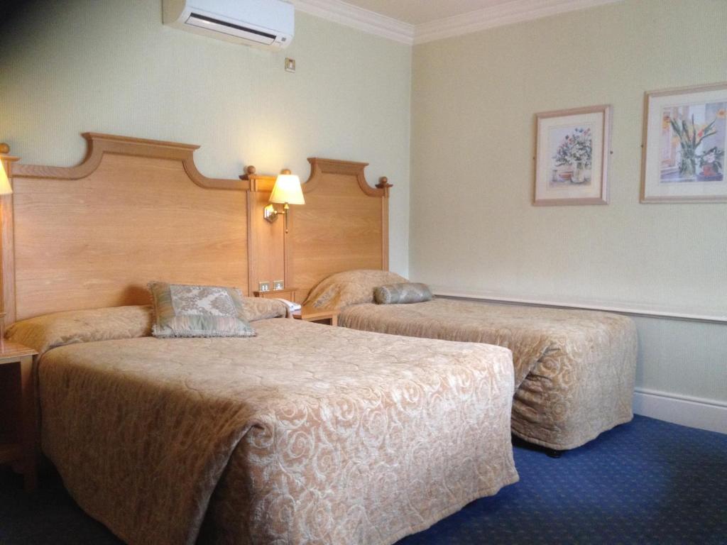 Postel nebo postele na pokoji v ubytování Arbutus Hotel