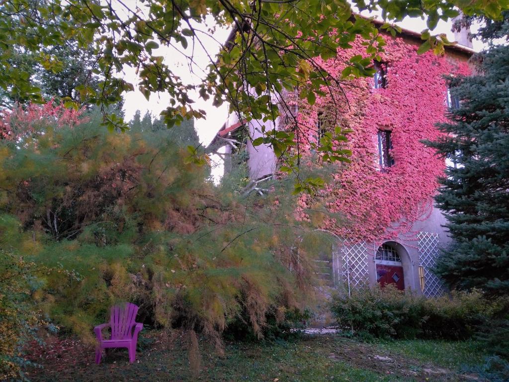 una silla púrpura sentada frente a un edificio en Villa Giselle, en Hayange