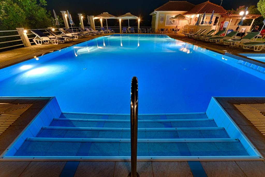 Bazén v ubytování Ionis Hotel nebo v jeho okolí
