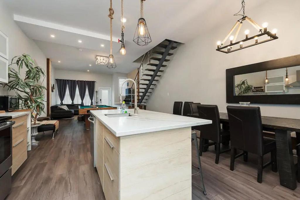 cocina y sala de estar con mesa y sillas en Spacious Townhouse with Rooftop Deck en Montreal