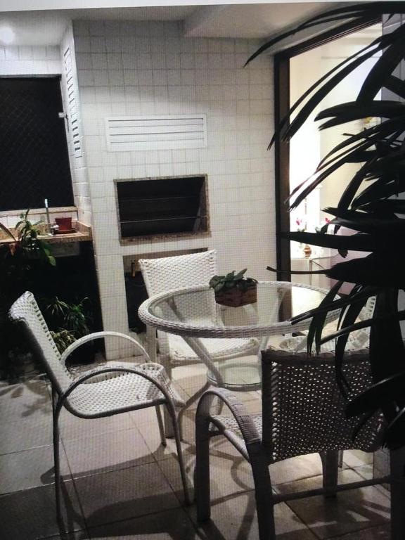  Quarto em cond. luxuoso-bem localizado na Barra