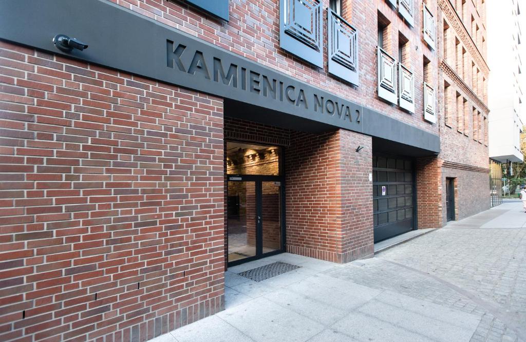 un bâtiment en briques avec un panneau indiquant l'atelier de kaminica dans l'établissement Apartament T.LOVE NOVA 2, à Szczecin